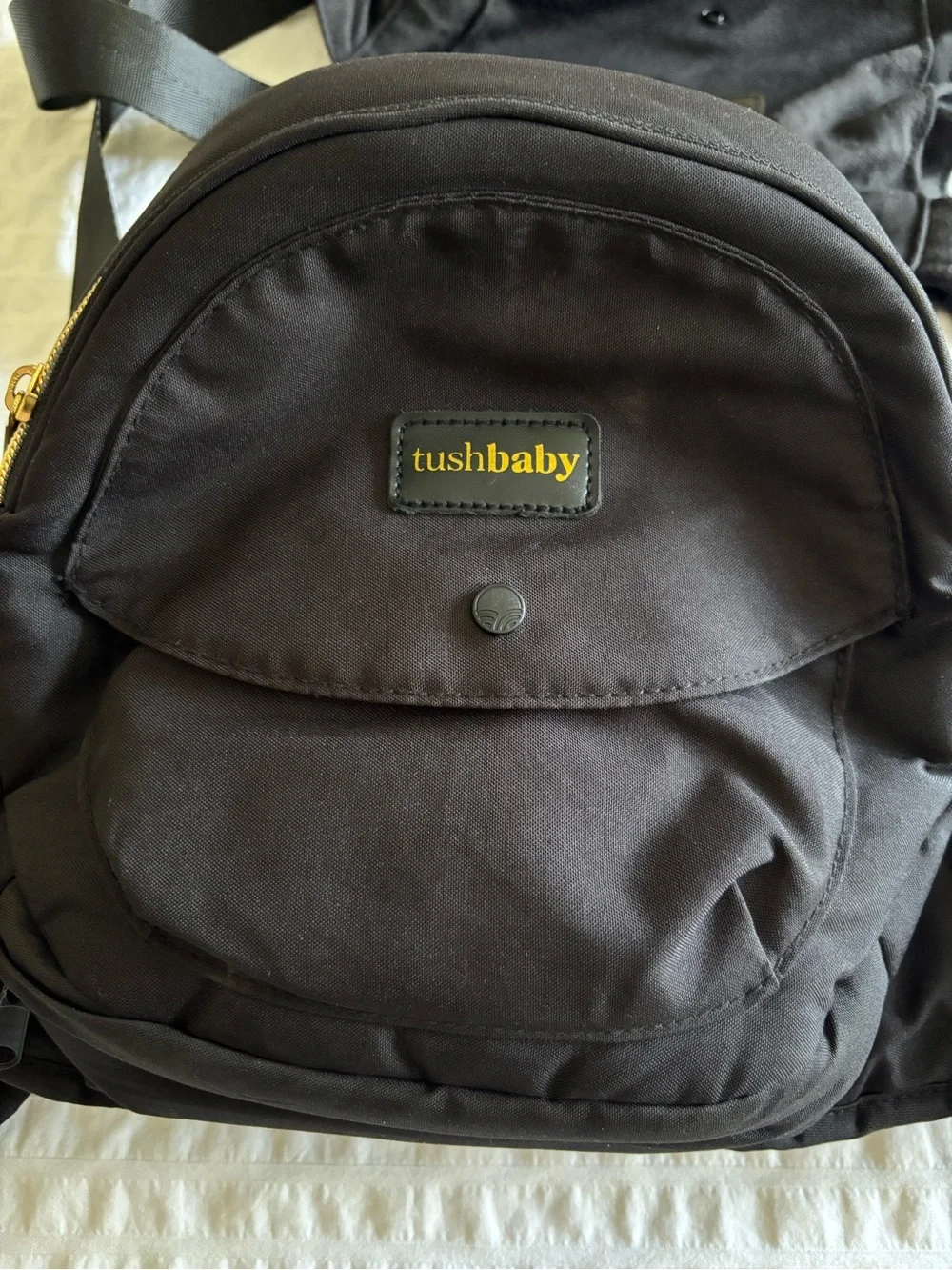 Tushbaby Black Baby Hip Seat Carrier with Hands-Free Attachment